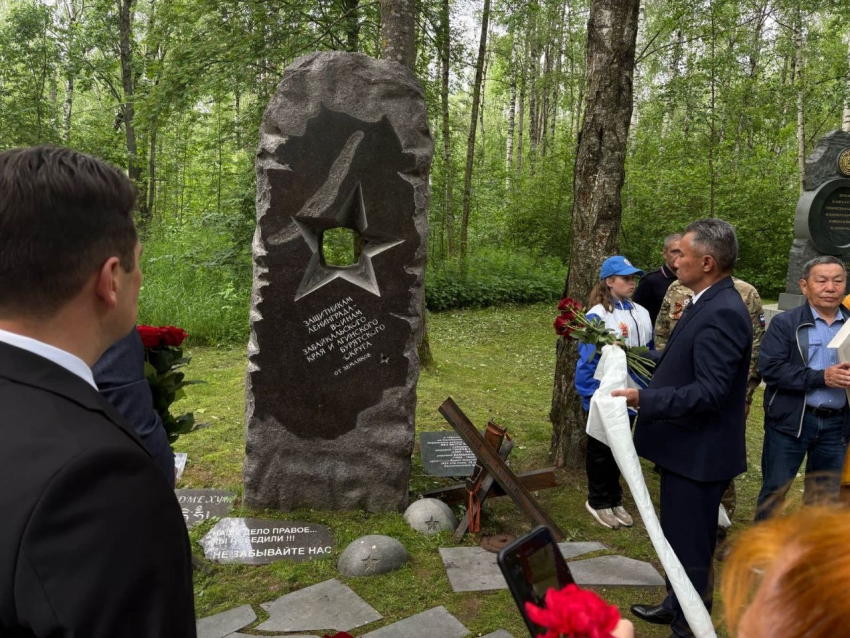 ​Базар Дугаржапов открыл памятник воинам-забайкальцам в Ленинградской области